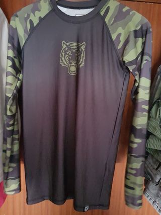 Camiseta deportiva ajustada.