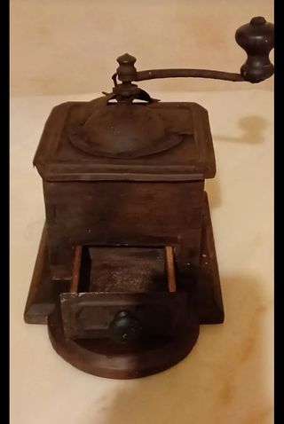 Antico macina caffè a manovella.