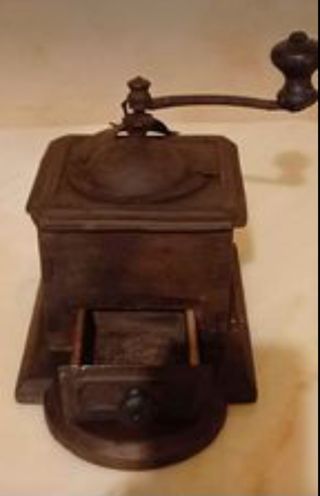 Antico macina caffè a manovella.