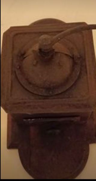 Antico macina caffè a manovella.