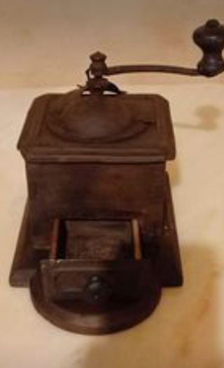 Antico macina caffè a manovella.