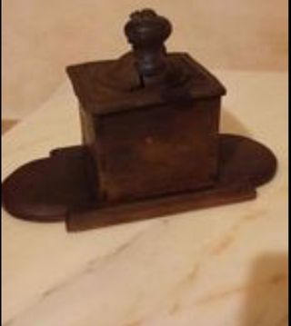 Antico macina caffè a manovella.