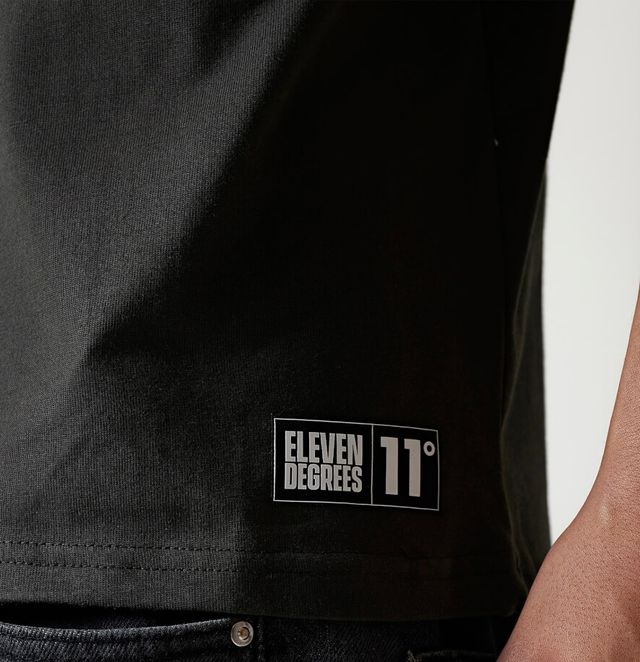 11º _ Eleven Degrees. Camiseta negra. Talla M
