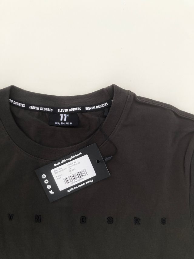11º _ Eleven Degrees. Camiseta negra. Talla M