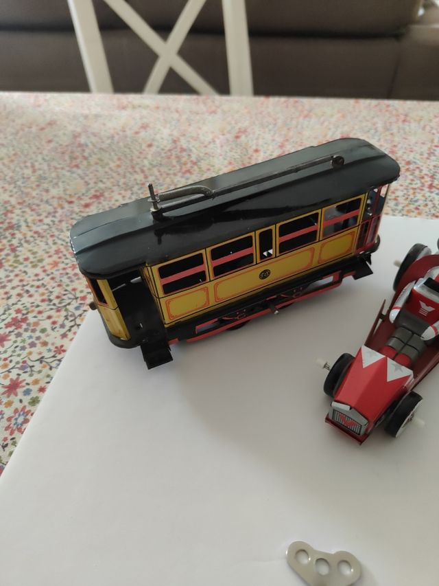 4 juguetes hojalata antiguos.