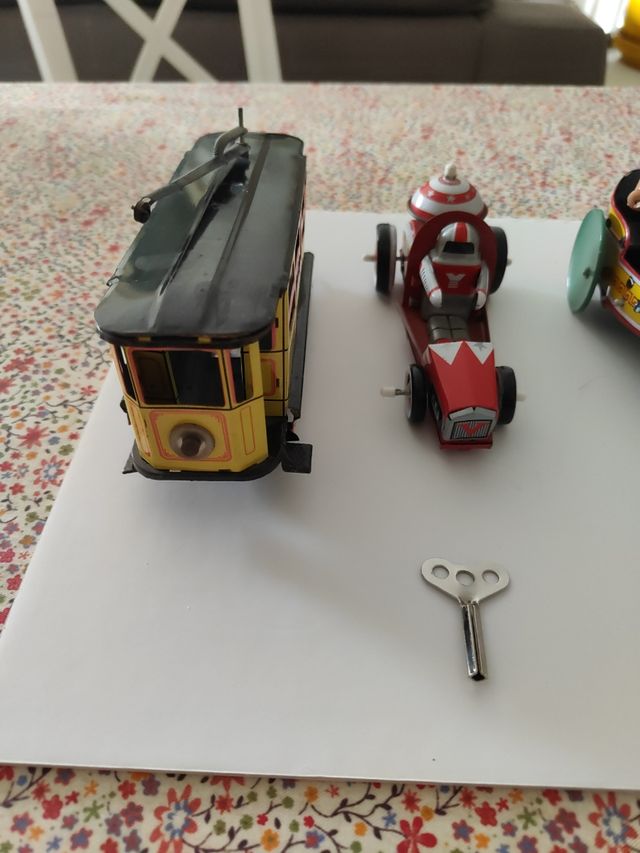 4 juguetes hojalata antiguos.