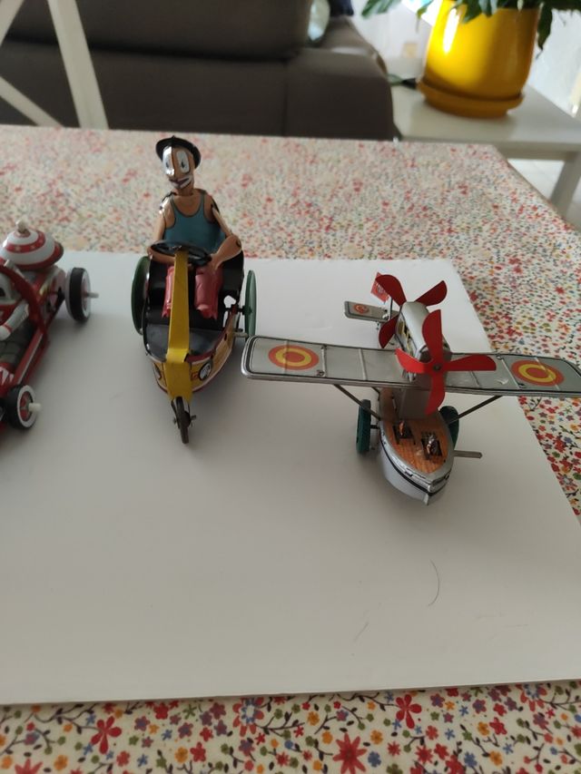 4 juguetes hojalata antiguos.