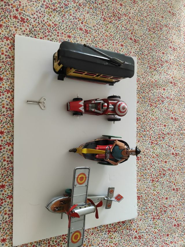4 juguetes hojalata antiguos.
