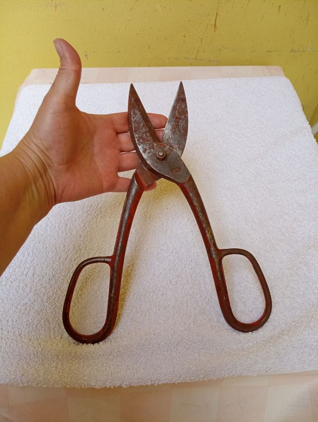 Grande forbici per tagliare metallo