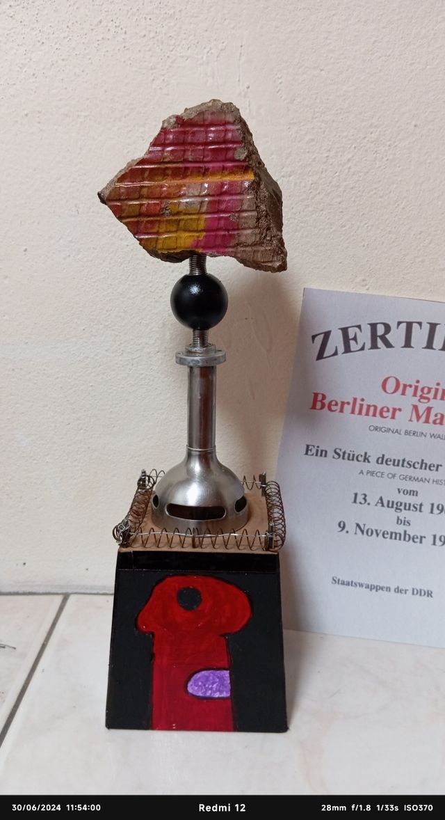 ARTE CON TROZO PIEDRA MURO DE BERLIN