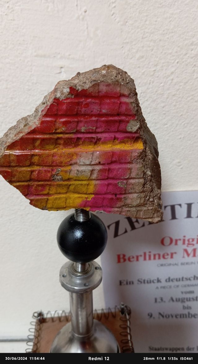 ARTE CON TROZO PIEDRA MURO DE BERLIN