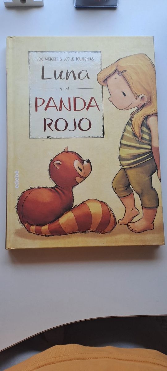 Luna y el panda rojo