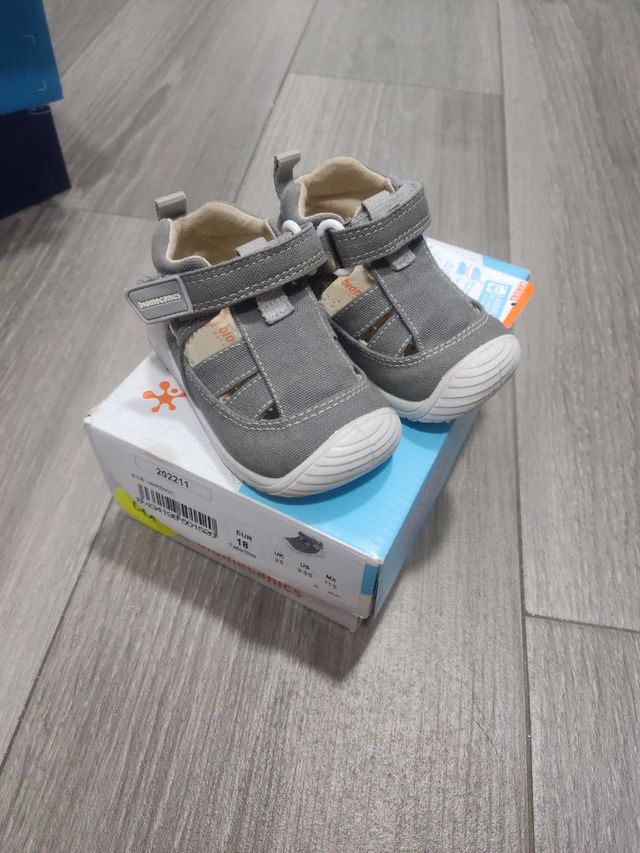 Biomecánics bebe de lona gris y blanca