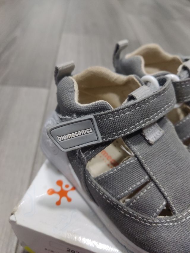 Biomecánics bebe de lona gris y blanca