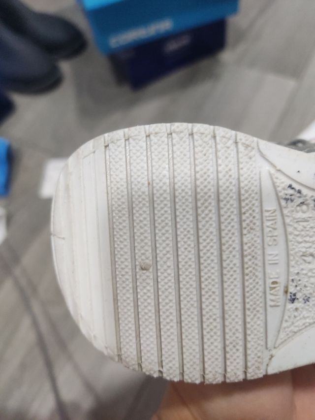 Biomecánics bebe de lona gris y blanca