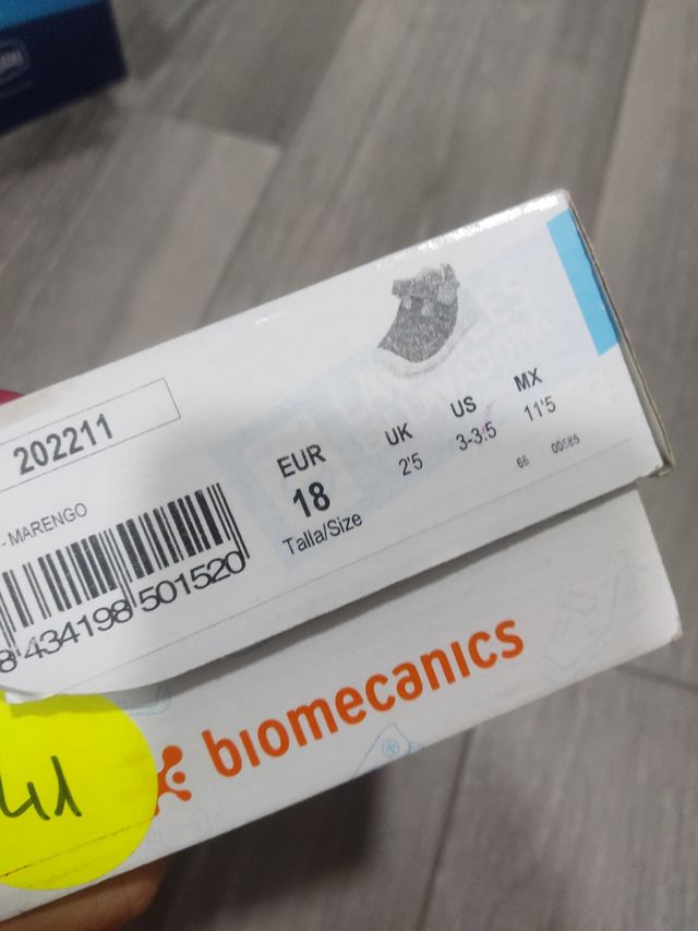 Biomecánics bebe de lona gris y blanca