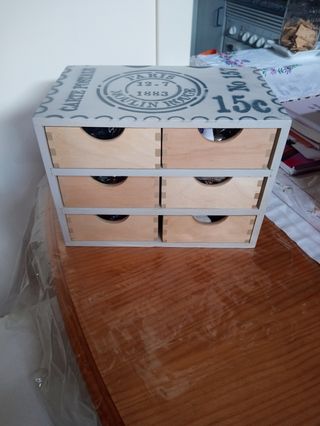 Caja de madera con cajones