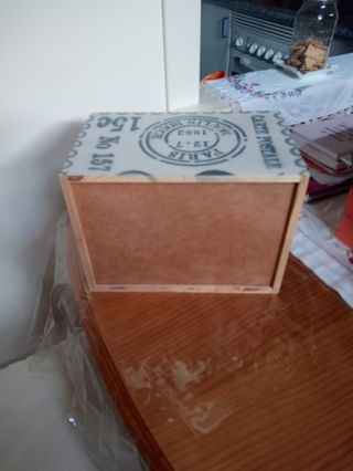 Caja de madera con cajones