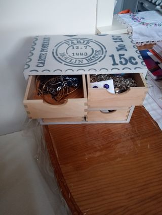 Caja de madera con cajones