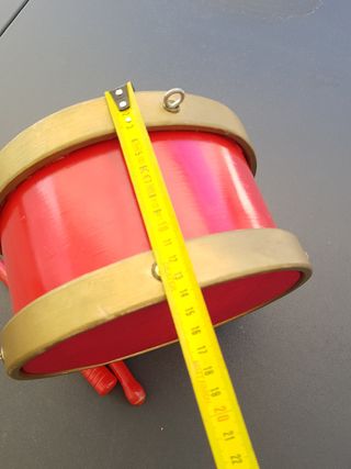 Tambor ronco pimiento morron de niño con baquetas.