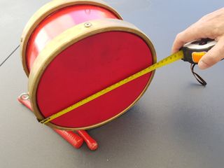 Tambor ronco pimiento morron de niño con baquetas.