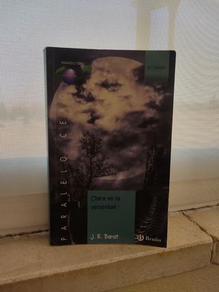 Libro"Clara en la oscuridad '.