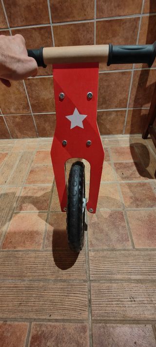 Bicicleta infantil sin pedales.