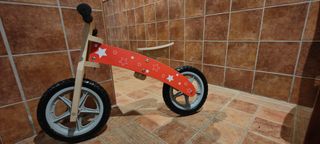 Bicicleta infantil sin pedales.