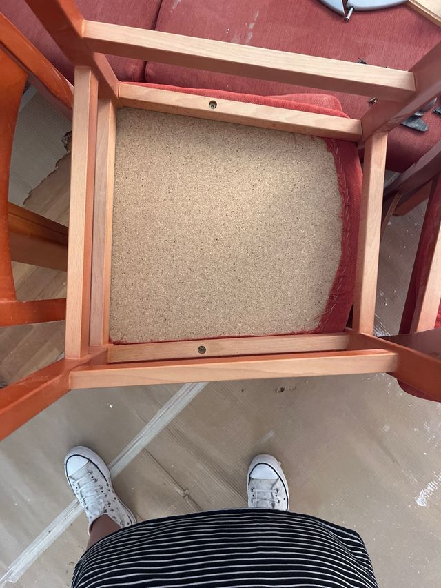 Silla madera con cojin rojo en buen estado