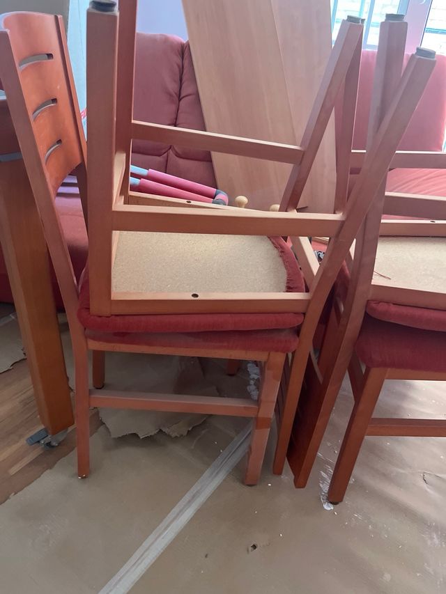 Silla madera con cojin rojo en buen estado