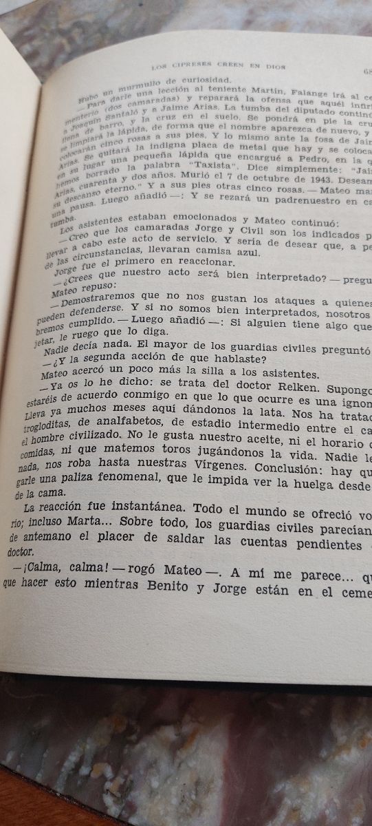 Libro I cipressi credono in Dio