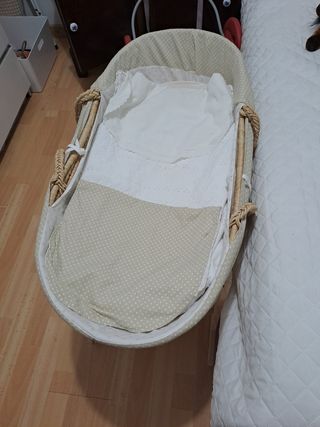 Moisés bebé con vestiduras completas