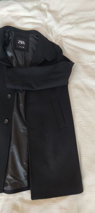 Vendo abrigo negro de Zara. 