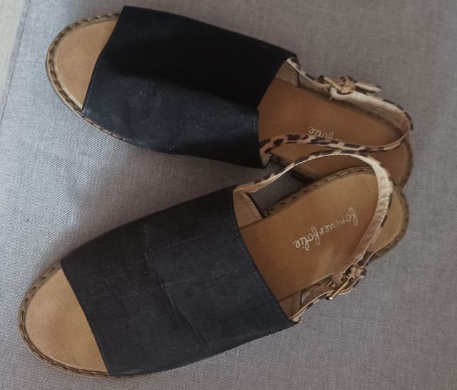 3 pares de zapatos, sandalias y alpargatas