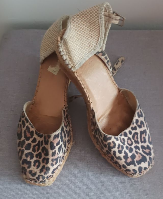3 pares de zapatos, sandalias y alpargatas