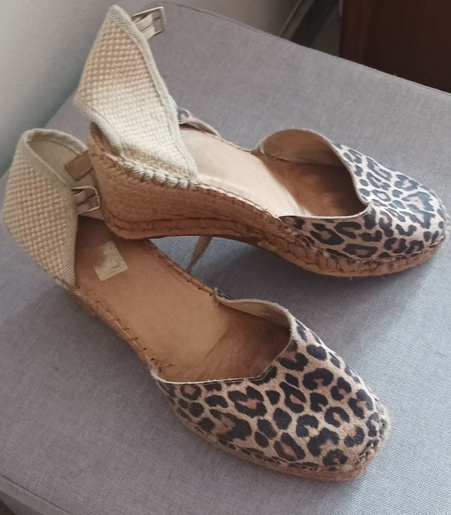 3 pares de zapatos, sandalias y alpargatas