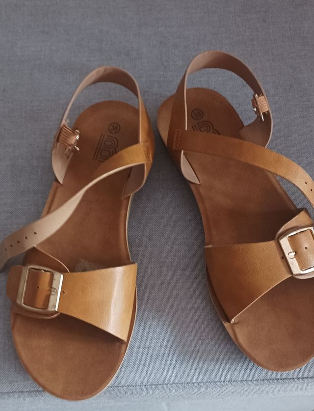 3 pares de zapatos, sandalias y alpargatas