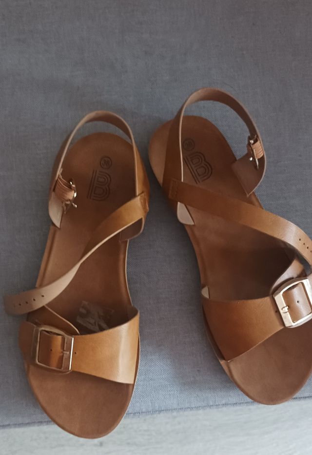 3 pares de zapatos, sandalias y alpargatas