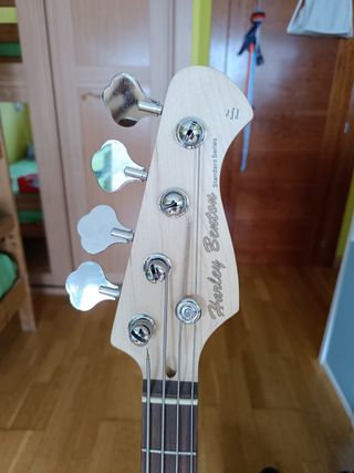 Bajo eléctrico infantil y amplificador