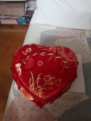 Joyero cajita de seda roja estampada