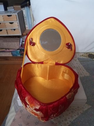 Joyero cajita de seda roja estampada