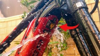 Tapón puerto de carga Mondraker Naranja Mejorado