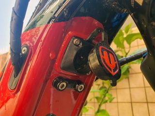 Tapón puerto de carga Mondraker Naranja Mejorado
