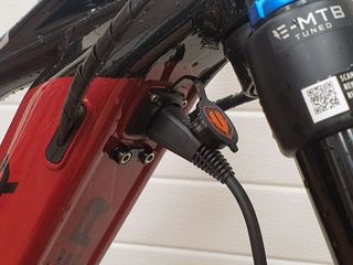 Tapón puerto de carga Mondraker Naranja Mejorado
