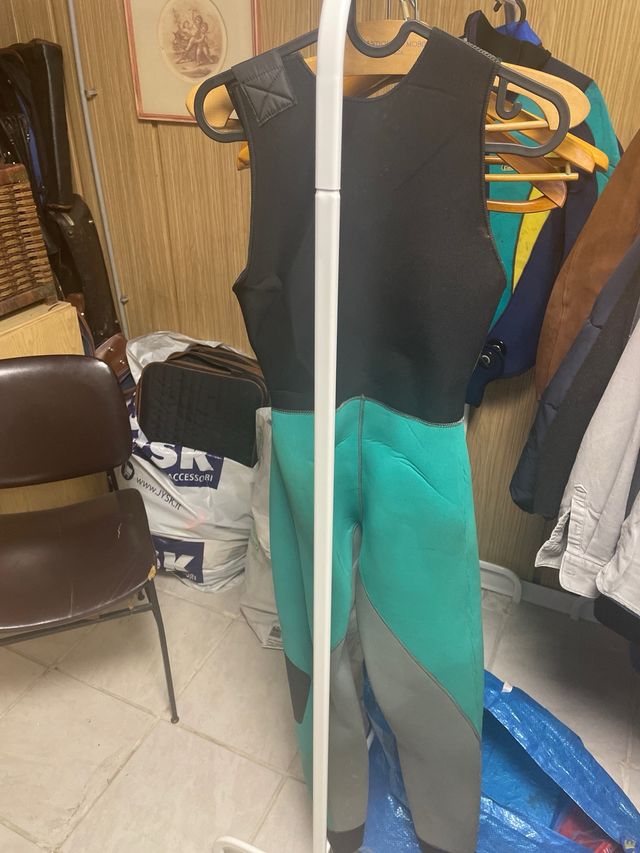 muta sub con salopette