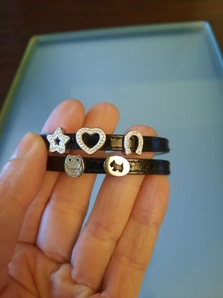 Pulsera charol negra charms plata Agatha