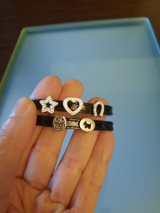 Pulsera charol negra charms plata Agatha