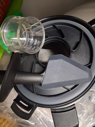 Robot de cocina Taurus con los accesorios 