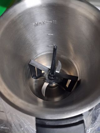 Robot de cocina Taurus con los accesorios 