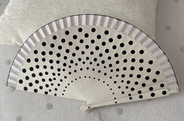 Abanico sin estrenar pintado  a mano